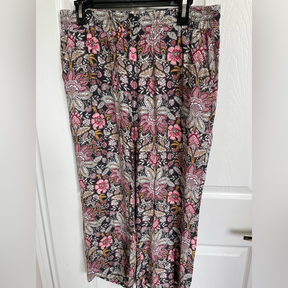 Loft size medium petite straight leg crop. Flora pattern. - Picture 2 of 6